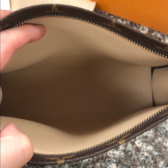 ❤️SOLD❤️ LV Toiletry pouch 19 - Picture 5 of 5